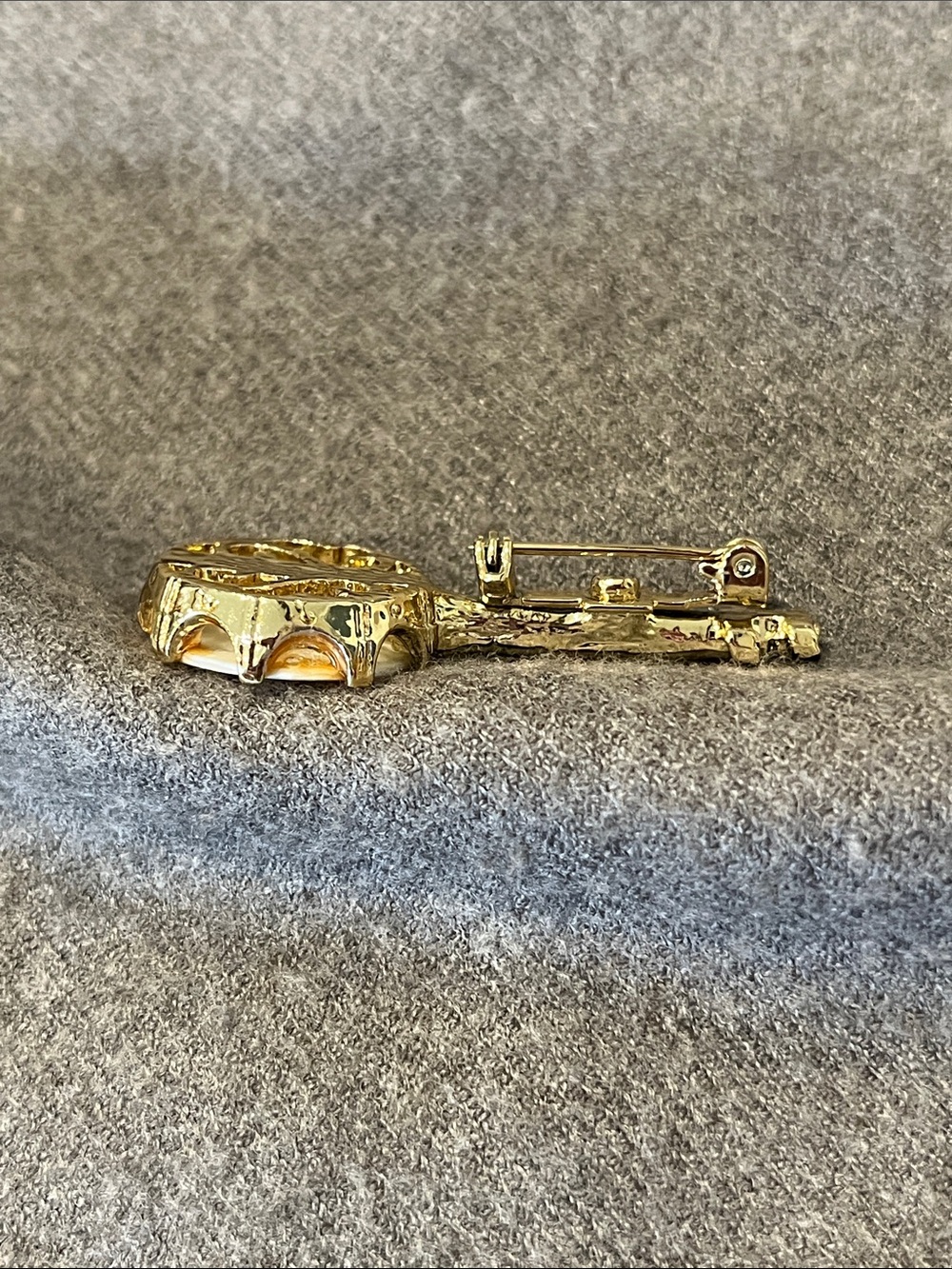Goldtone MOP Banjo Brooch - Picture 3 of 7